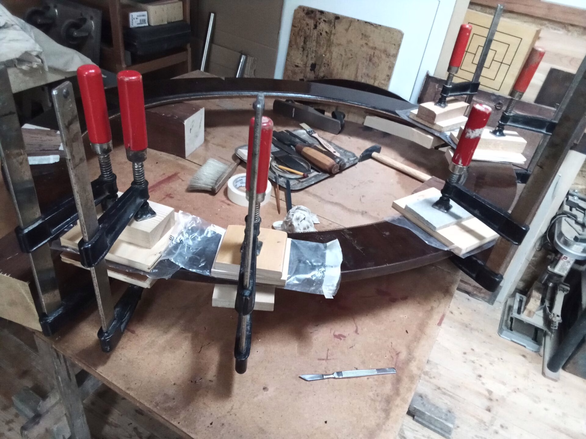 Ovális keretek, aranyban és történelemben – egy restaurálási folyamat kulisszái