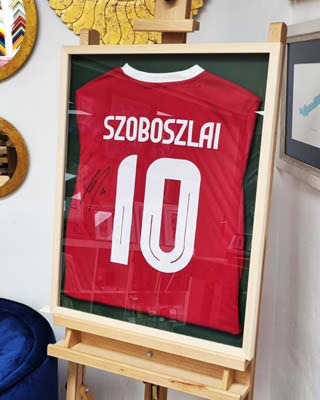 focimez_dobozkeretben_szoboszlai foci mez keretezve, dobozkeretben