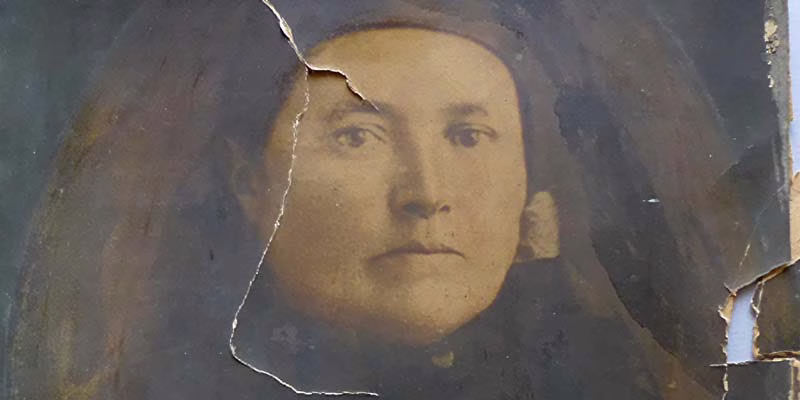 fotórestaurálás idős hölgy előtte