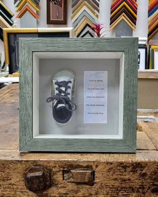 kiscipo_dobozkeretben kiscipő keretezve, babacipő keretben