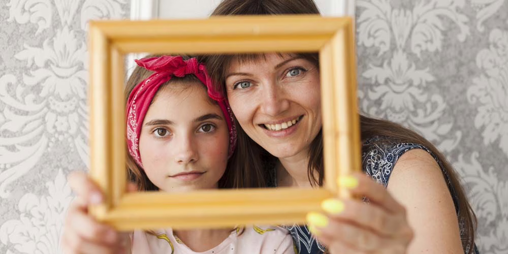 miert-fontos-a-keretezes Miért fontos a keretezés? anya és lánya a keret mögött