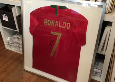 egyedi képkeret. munkáink galéria. mindent be lehet kereteztetni. ronaldo mez