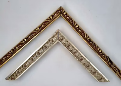 Vékony arany-ezüst képkeretek
